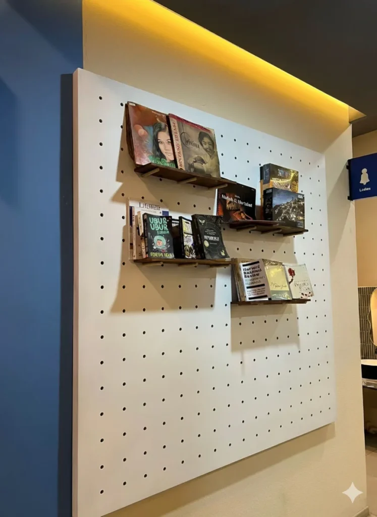 Coffee shop pontianak yang punya pojok bacaan dengan banyak koleksi buku.