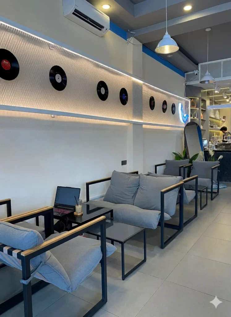 Area Indoor Coffee Shop Raneen yang nyaman dan tenang