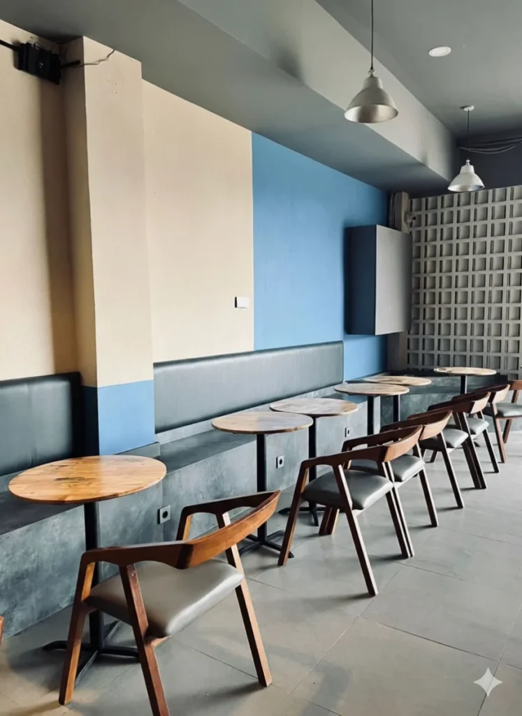 Area semi outdoor coffee shop pontianak raneen yang tidak panas dan banyak colokan.